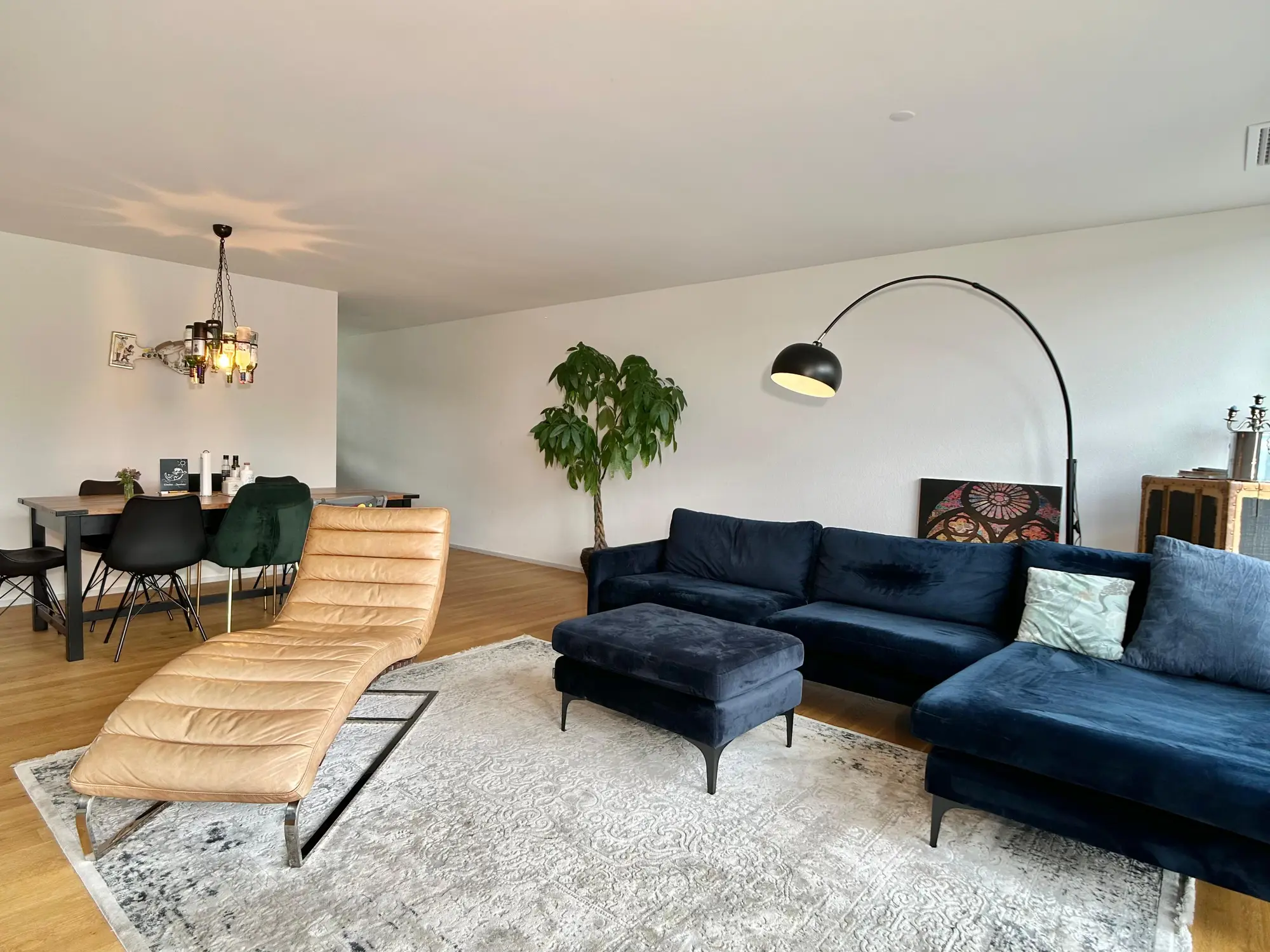 Befristet, möbliert: Moderne 4.5-Zimmer-Wohnung mit Seesicht