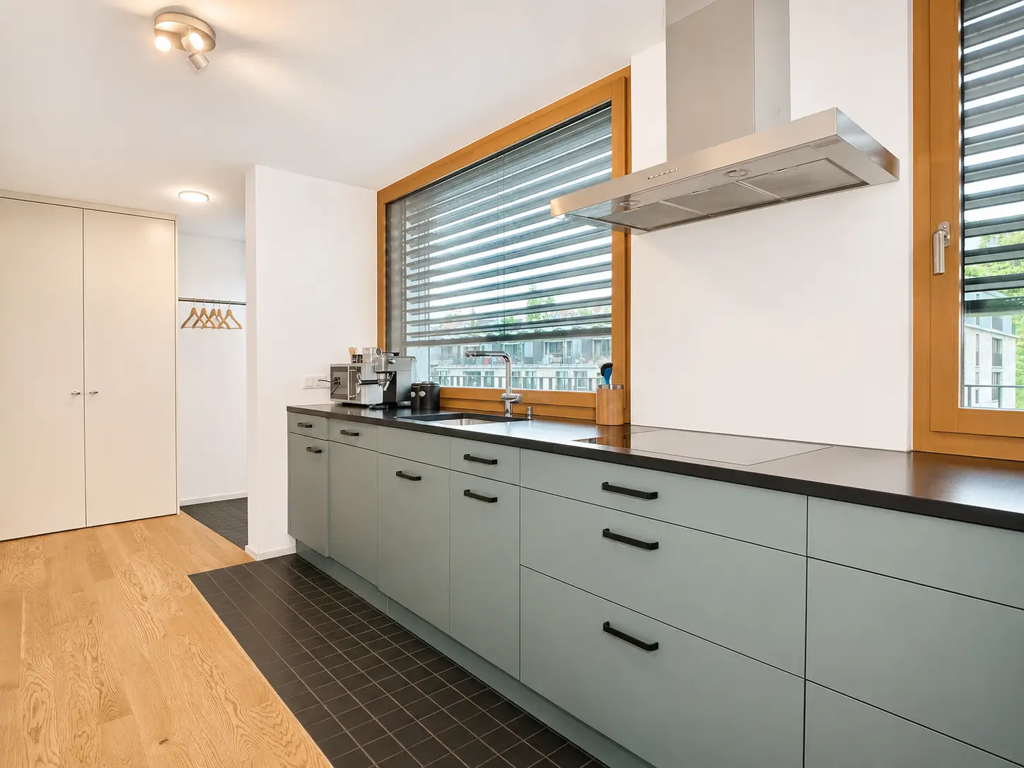 Befristet, möbliert: Moderne 4.5-Zimmer-Wohnung mit Seesicht