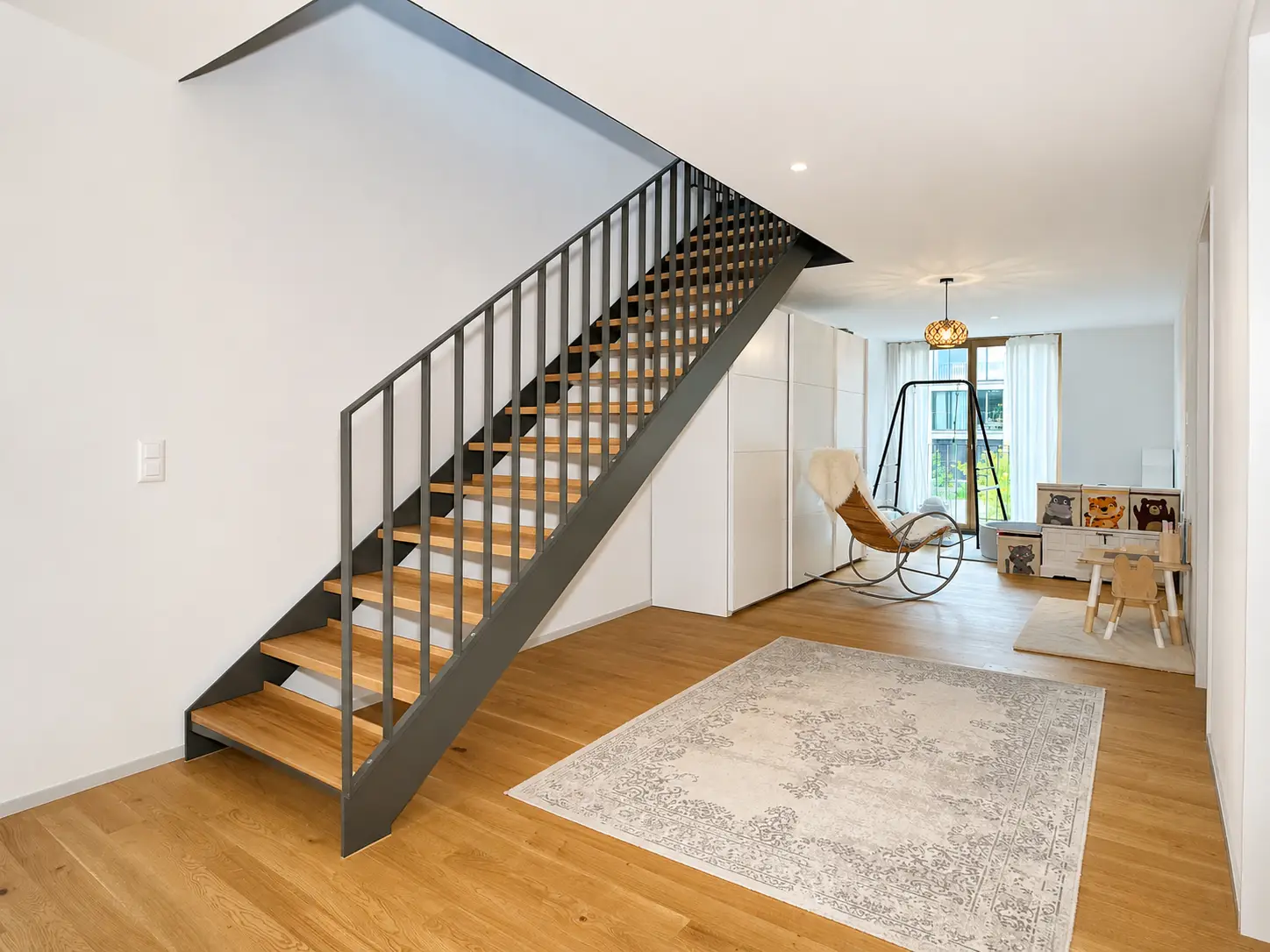 Befristet, möbliert: Moderne 4.5-Zimmer-Wohnung mit Seesicht