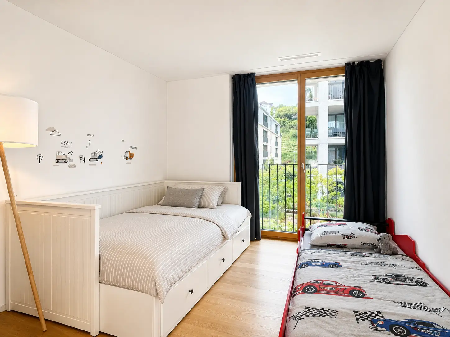 Befristet, möbliert: Moderne 4.5-Zimmer-Wohnung mit Seesicht
