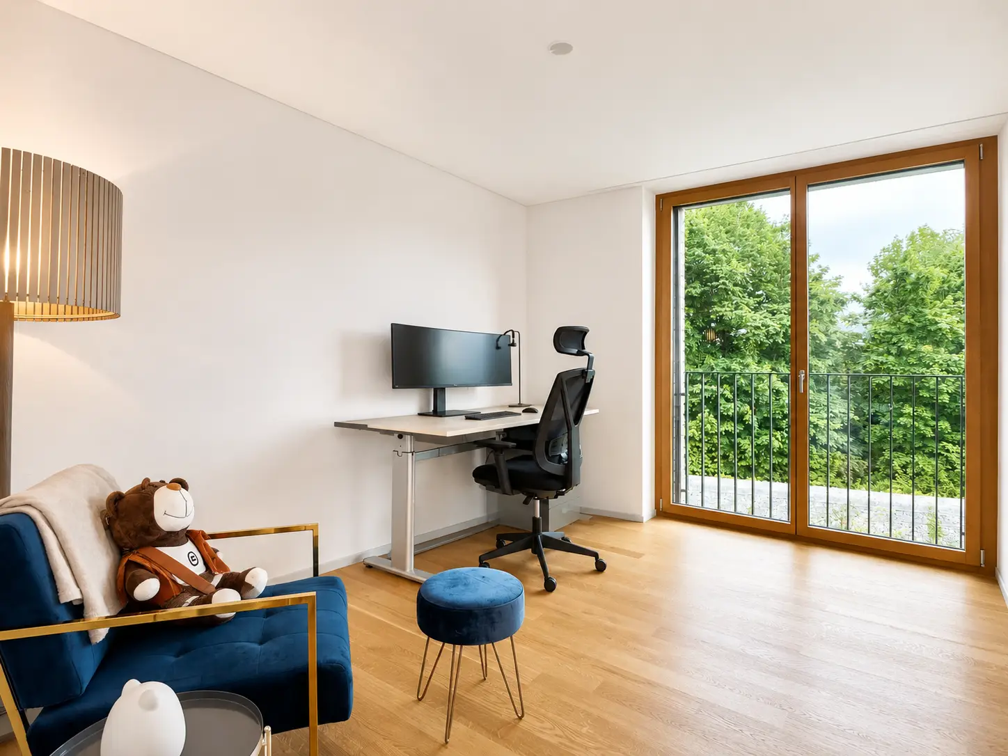 Befristet, möbliert: Moderne 4.5-Zimmer-Wohnung mit Seesicht