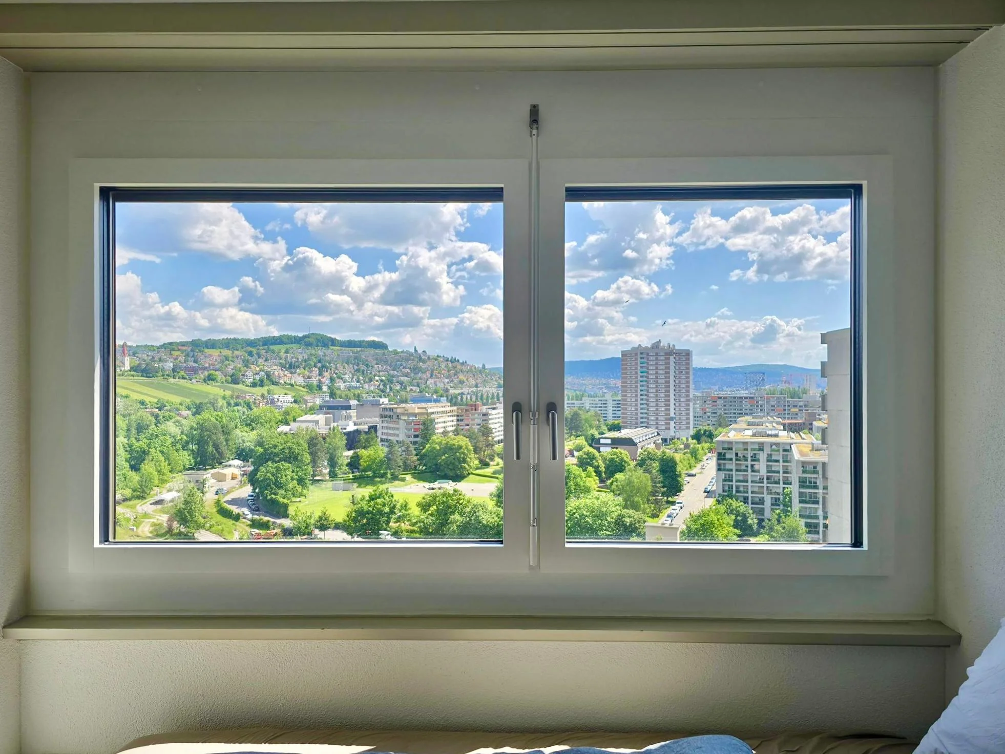 Befristet, möbliert: 3-Zimmerwohnung nahe Limmat im 13. Stockwerk