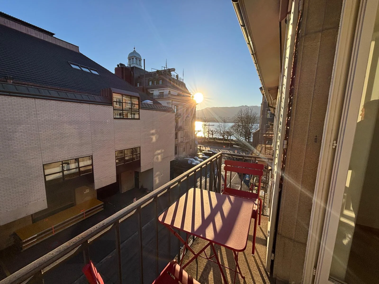 Wohnen, wo Zürich am schönsten ist – möblierte 3-Zimmer-Altbauwohnung beim Bellevue