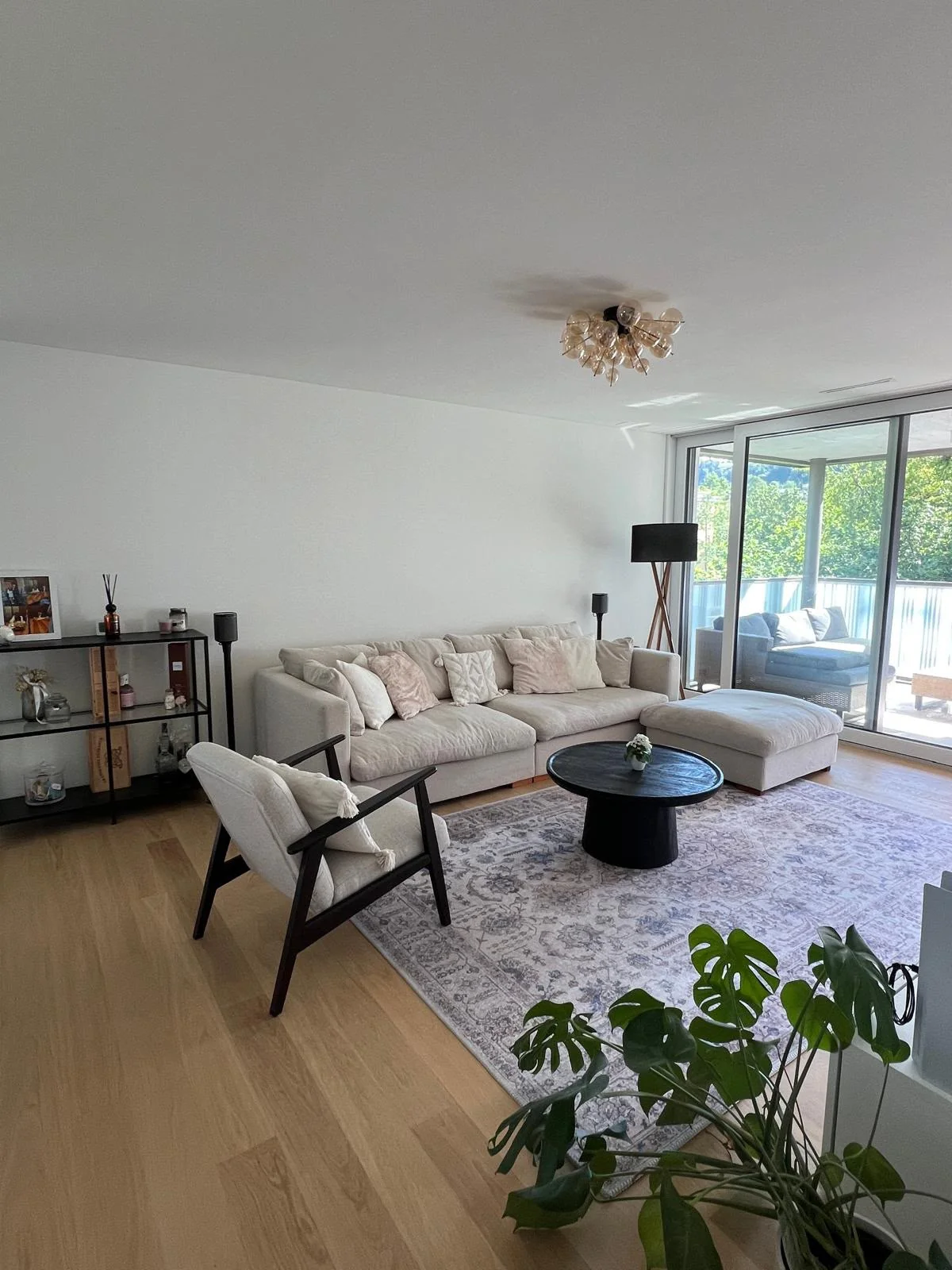 Befristet & möbliert: Moderne 3.5-Zimmer-Wohnung in Egg