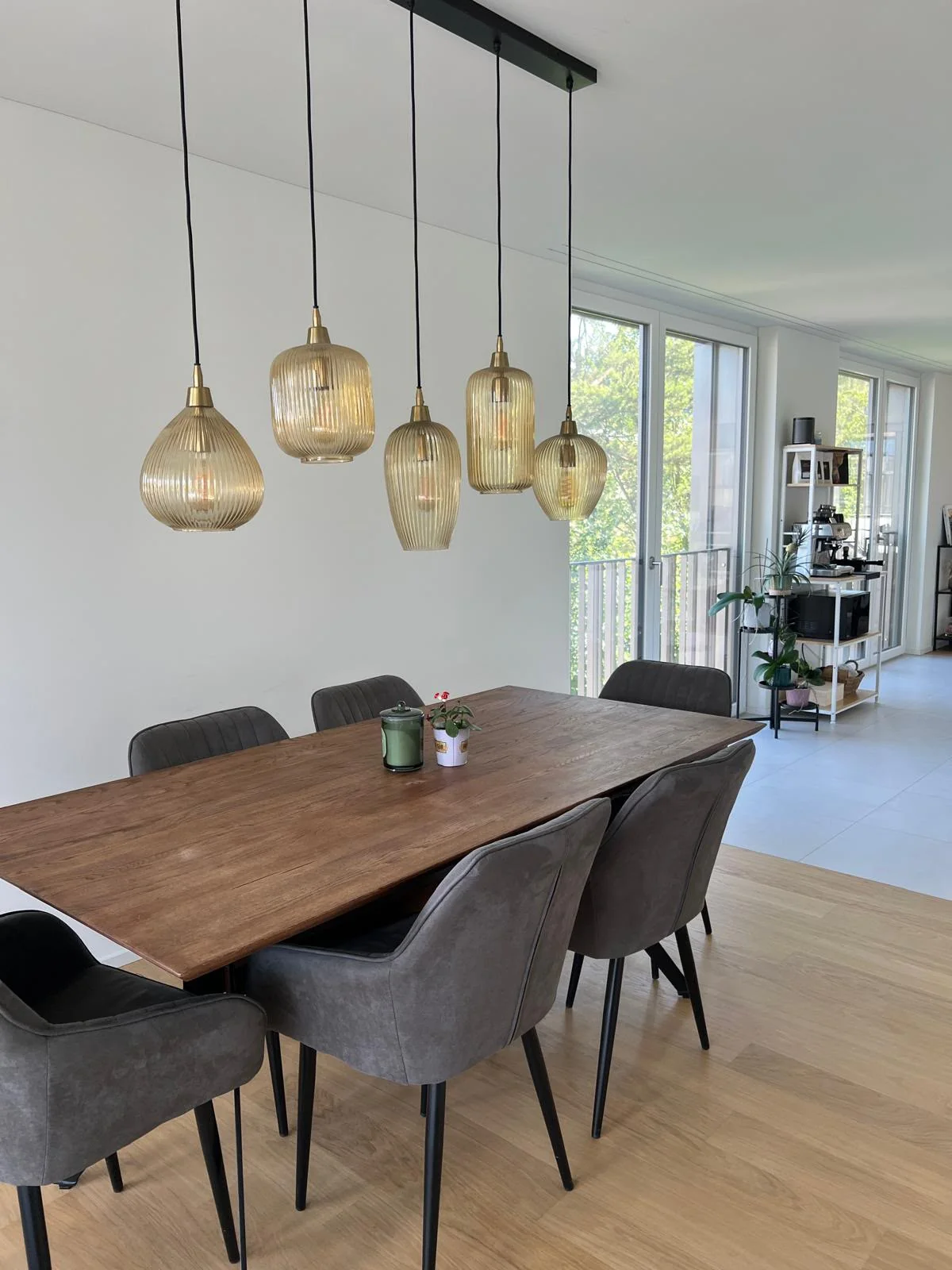 Befristet & möbliert: Moderne 3.5-Zimmer-Wohnung in Egg