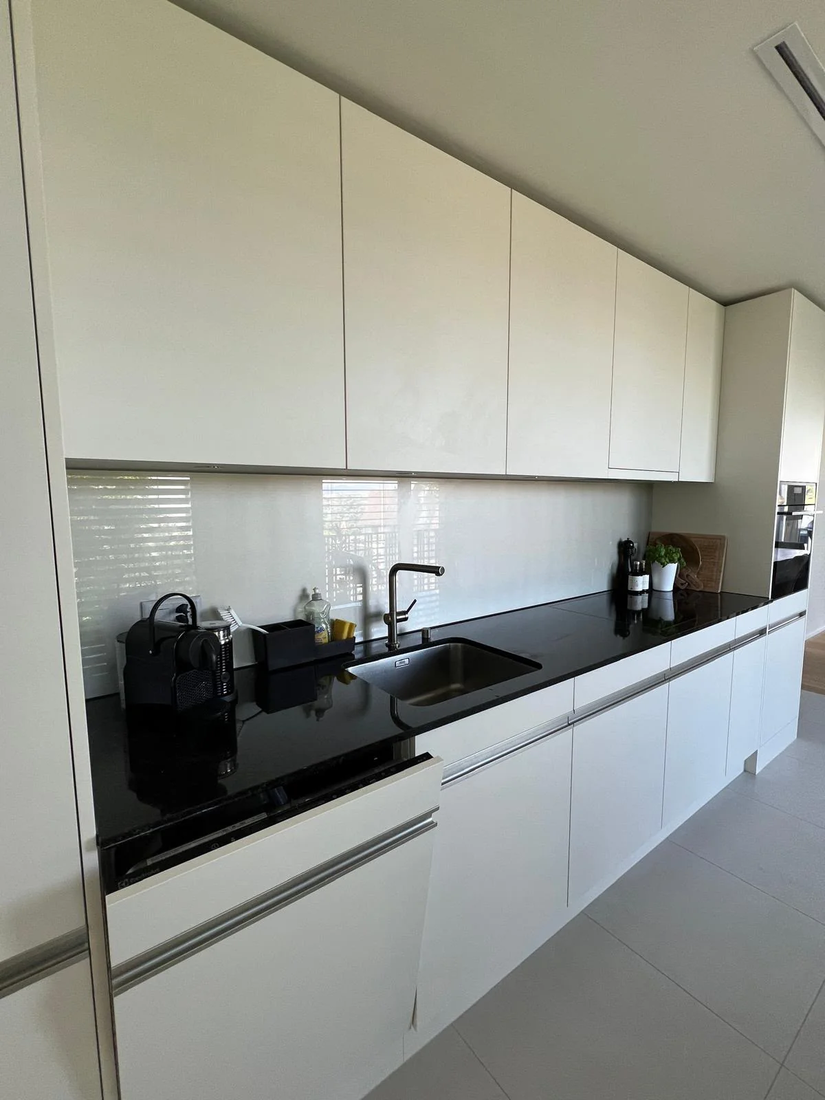 Befristet & möbliert: Moderne 3.5-Zimmer-Wohnung in Egg
