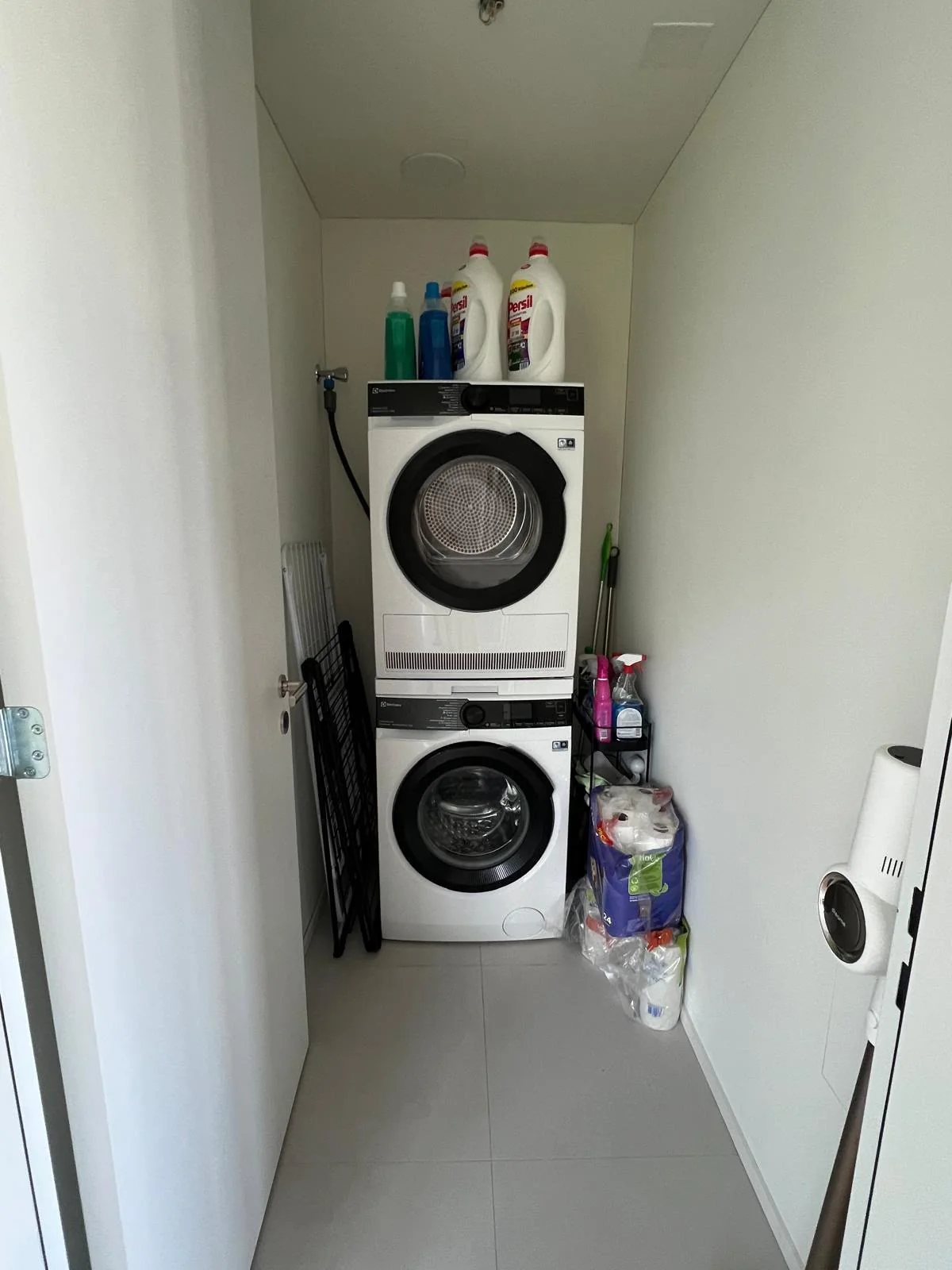 Befristet & möbliert: Moderne 3.5-Zimmer-Wohnung in Egg
