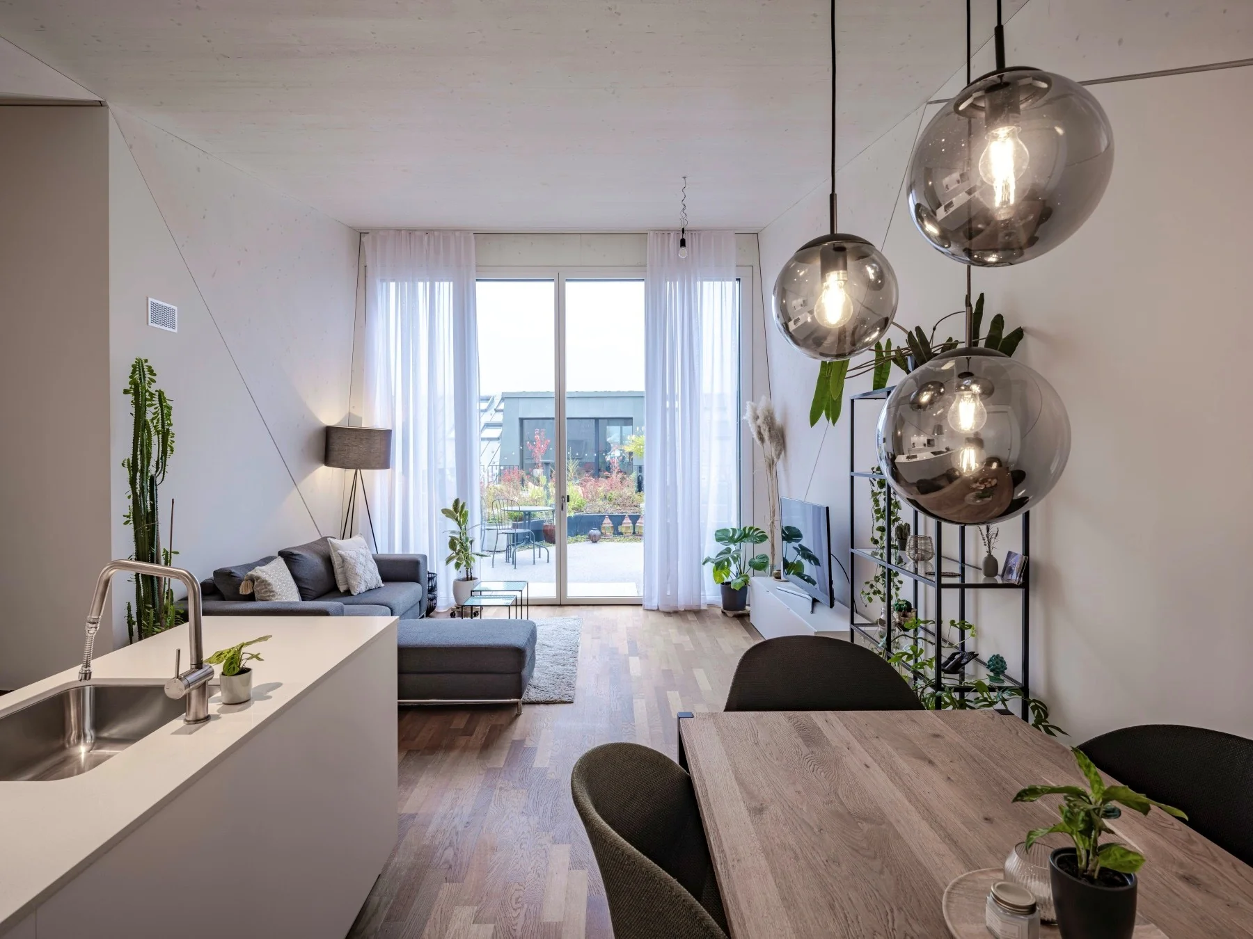 Befristet, möbliert: Moderne Maisonette mit privatem Dachgarten