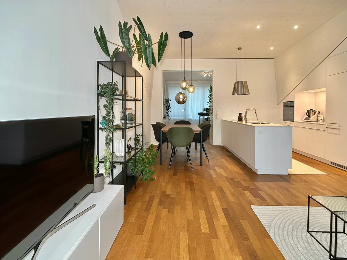 Befristet, möbliert: Moderne Maisonette mit privatem Dachgarten