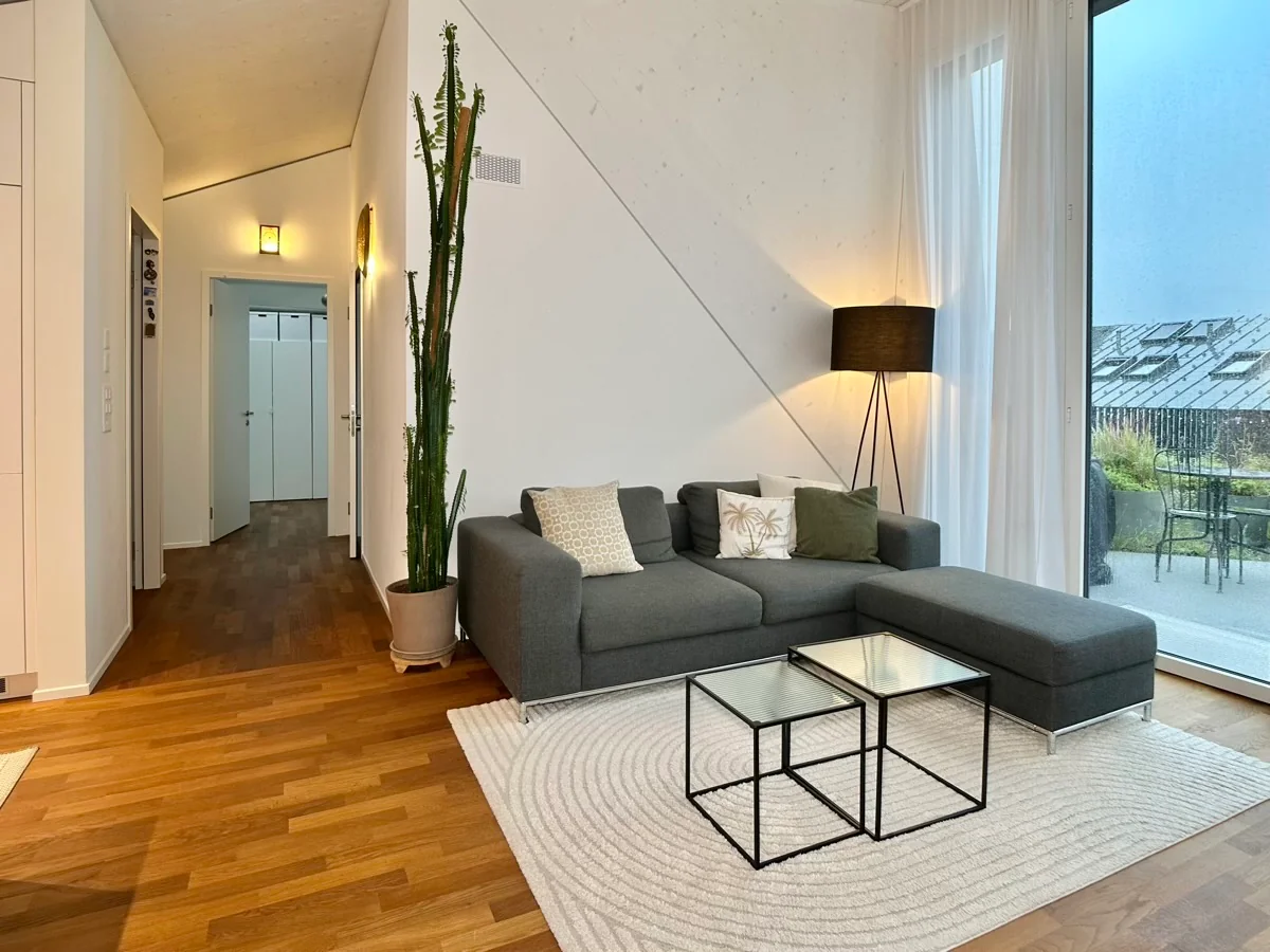 Befristet, möbliert: Moderne Maisonette mit privatem Dachgarten