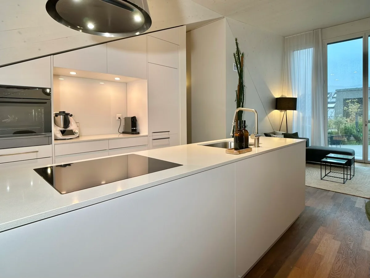 Befristet, möbliert: Moderne Maisonette mit privatem Dachgarten