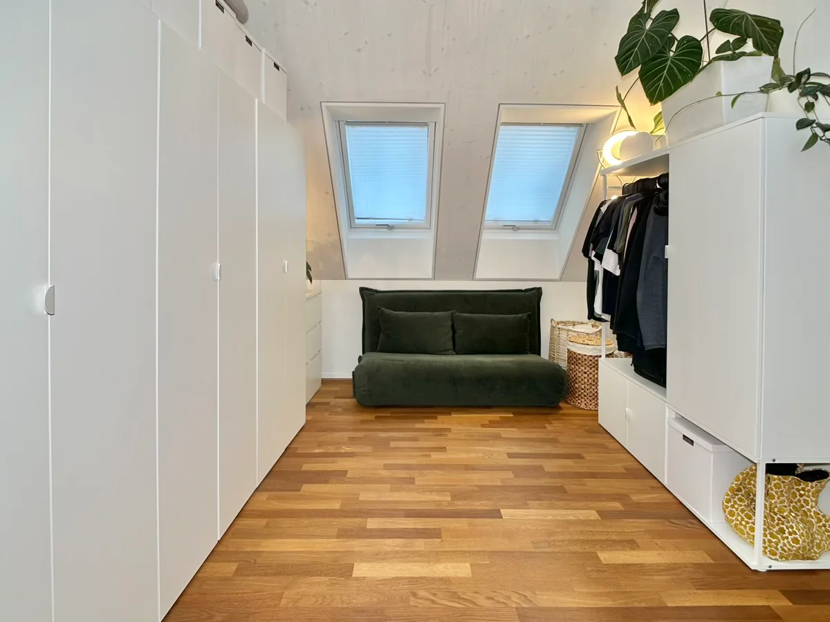 Befristet, möbliert: Moderne Maisonette mit privatem Dachgarten