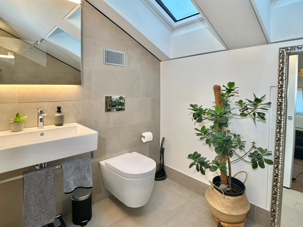 Befristet, möbliert: Moderne Maisonette mit privatem Dachgarten