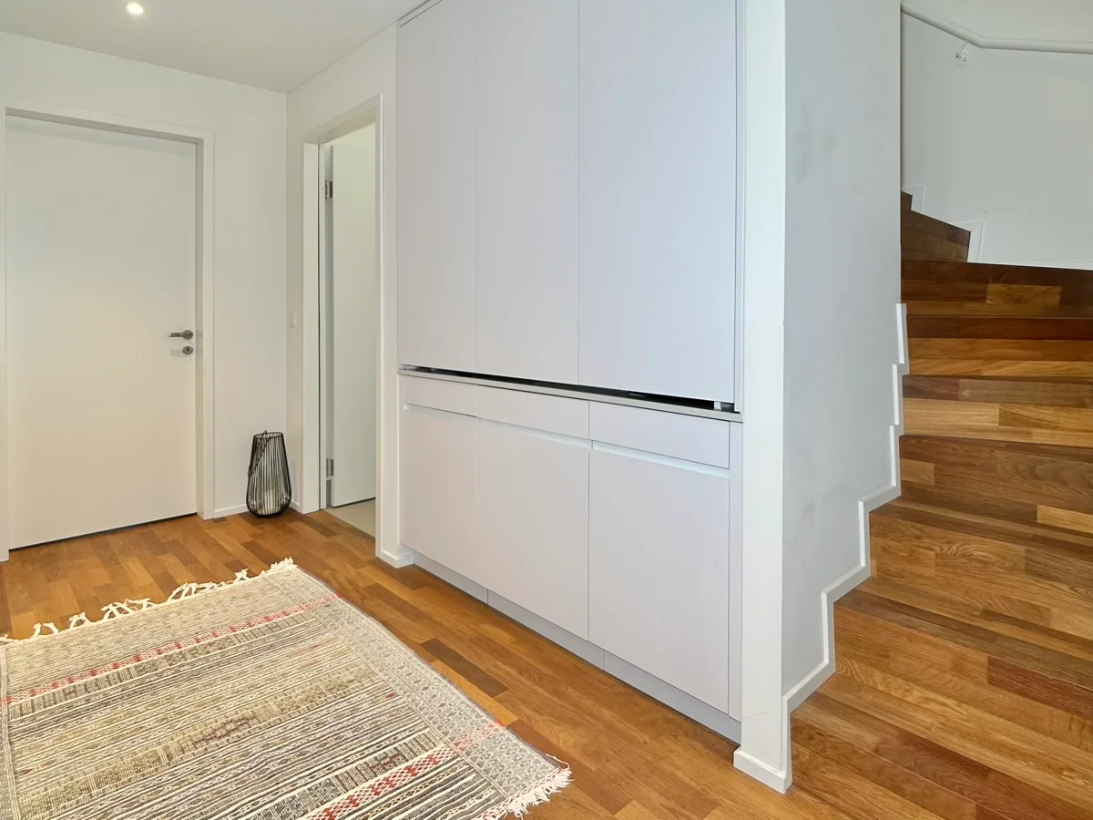 Befristet, möbliert: Moderne Maisonette mit privatem Dachgarten