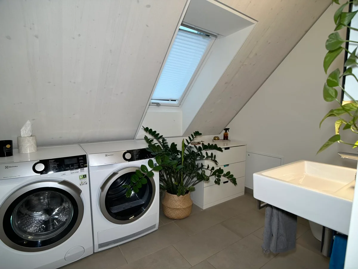 Befristet, möbliert: Moderne Maisonette mit privatem Dachgarten