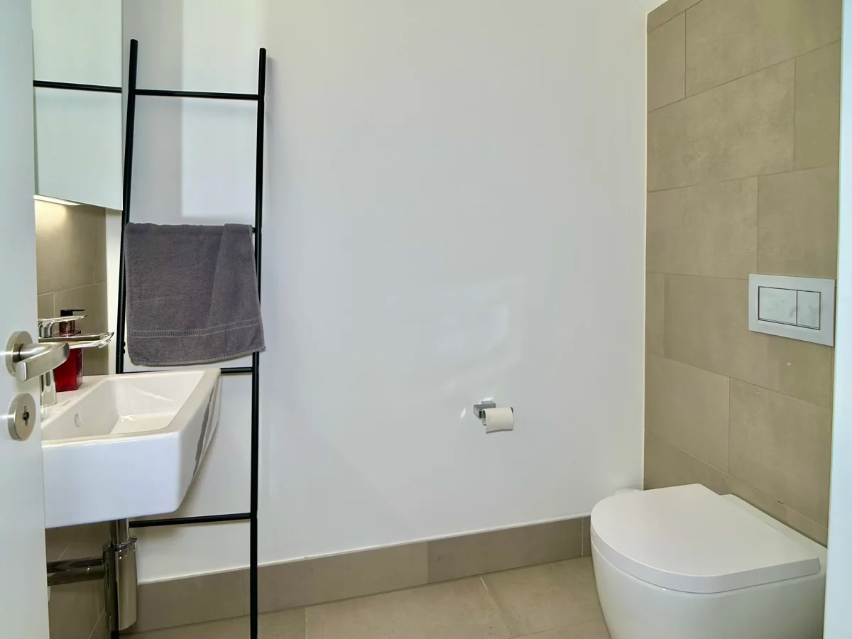 Befristet, möbliert: Moderne Maisonette mit privatem Dachgarten