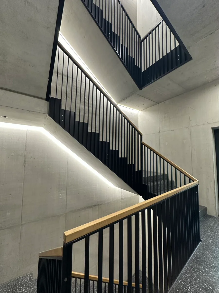 Befristet, möbliert: Moderne Maisonette mit privatem Dachgarten