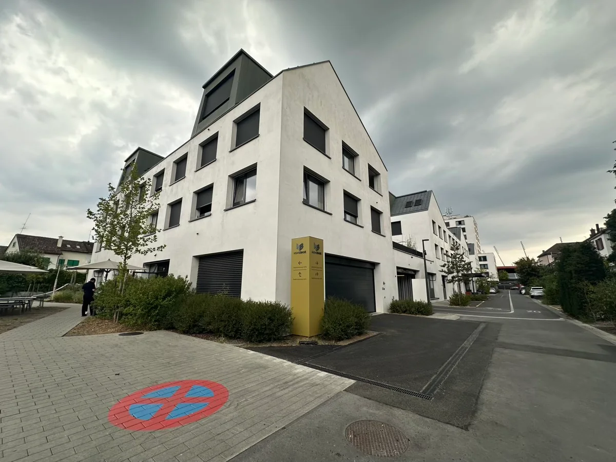 Befristet, möbliert: Moderne Maisonette mit privatem Dachgarten